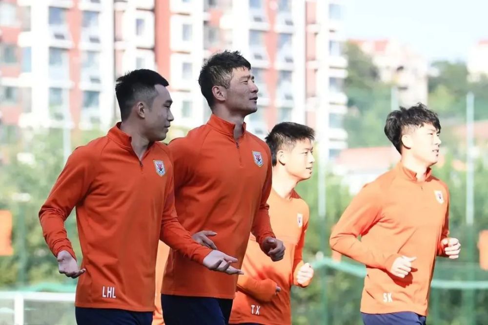 刘战不由错愕的皱了皱眉，看着杜海清问道：你怎么知道是苏家人？难道你提前得到了什么消息？一旁的苏知鱼急忙说道：这里面一定是有什么误会，我姓苏我就是苏家的人，现在的苏家家主是我爷爷，苏家不可能要我的命，这里面一定是有什么误会，我求求你打电话跟他们确认一下。